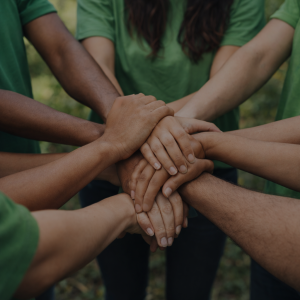 Fondo de solidaridad - Personas agarradas de la mano con camiseta verde